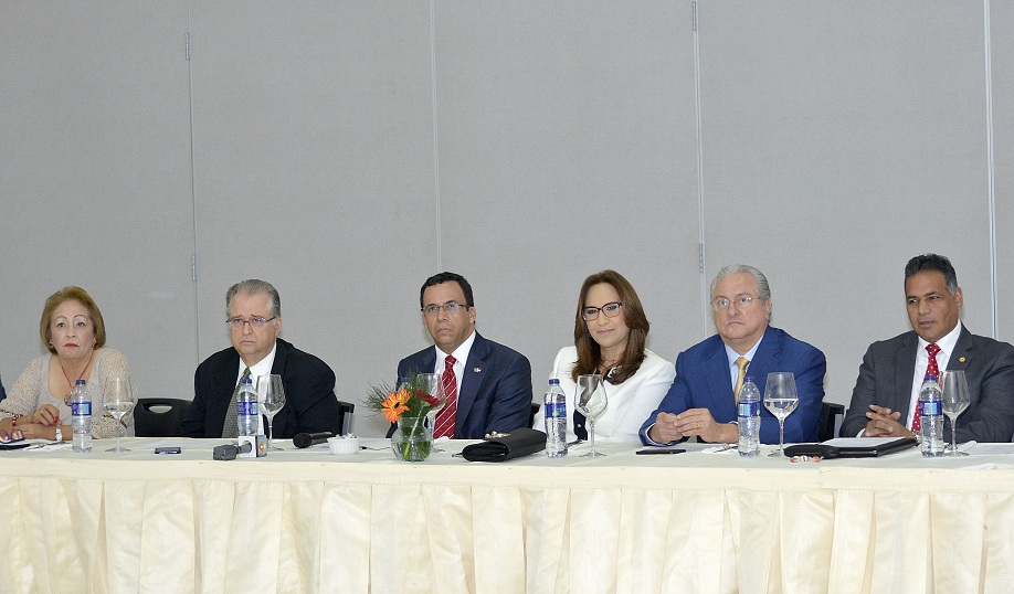 FUNCIONARIOS Y EMPRESARIOS DE SANTIAGO