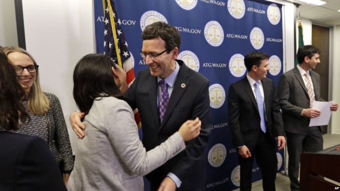 El fiscal general de Washington, Bob Ferguson (centro) agradece a sus asistentes después del fallo de la Corte de Apelaciones del Noveno Circuito de California que dio razón a su demanda contra una orden de la administración Trump que restringe la entrada al país de ciudadanos de siete países, y refugiados.