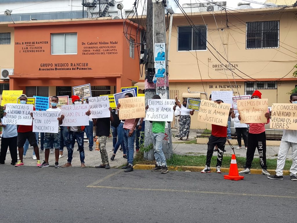 Grupo de Evangélicos se manifiesta en apoyo a la pastora Rossy Guzmán y su  hijo implicados en caso Coral | https://diariodespertar.com