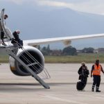 pasajeros-de-ryanair-bajando-del-avion-procedente-de-londres-que-ha-aterrizado-este-miercoles-en-el-aeropuerto-de-girona
