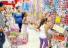 Niños celebran el Día de Reyes mientras los comercios vuelven a dinamizarse