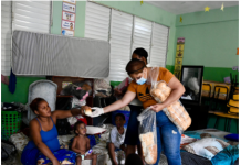 El presidente Luis Abinader manifestó que esperarán que las distintas instituciones culminen sus respectivos reportes de daños para determinar si solicitará al Congreso Nacional un Estado de Emergencia, para mitigar los efectos en el país por las lluvias provocadas por el paso del huracán Melissa por el litoral caribeño.  Abinader indicó que al ser un evento que aún está en curso, no se tienen los datos concretos y que las instituciones como el Ministerio de Obras Públicas, de Vivienda, Hacienda y Economía, entre otras, se mantienen haciendo los levantamientos de lugar para determinar la extensión de los daños provocados por el fenómeno atmosférico. Hasta el momento, solo el Ministerio de Agricultura ha reportado daños por RD$1,350 millones al sector agrícola.  El mandatario aseguró que el Gobierno cuenta «con los recursos suficientes» para atender las vicisitudes que hasta el momento se han reportado.  «Nunca hemos desamparado a nuestra gente y esta no será la primera vez», exclamó el mandatario.  Las declaraciones del gobernante durante LA Semanal se producen luego de que varios senadores se expresaran a favor de aprobar un Estado de Emergencia, en caso de que sea enviado por el Poder Ejecutivo.  Según el artículo 265 de la Constitución, el Estado de Emergencia podrá declararse cuando surjan hechos «que perturben o amenacen perturbar en forma grave e inminente el orden económico, social, medioambiental del país». Asimismo, si el Estado identifica una calamidad pública.  El mismo debe ser aprobado por dos terceras partes de la Cámara de Diputados y el Senado de la República.