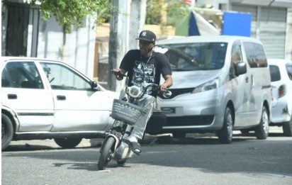 Usuarios de patinetas eléctricas protestan en contra de la incautación de estos dispositivos