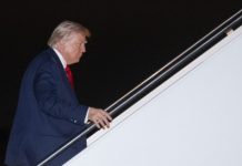 Trump recibe los restos de los seis soldados muertos en la guerra contra Irán