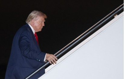 Trump recibe los restos de los seis soldados muertos en la guerra contra Irán