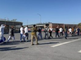 Drones sustituyen a “coyotes” para guiar a migrantes en frontera sur de EEUU