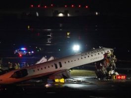 Dos pilotos mueren tras choque entre de un avión y un camión de bomberos en Aeropuerto de Nueva York