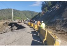 Decenas de vehículos varados tras socavón en carretera de San José de Ocoa