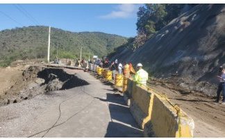 Decenas de vehículos varados tras socavón en carretera de San José de Ocoa