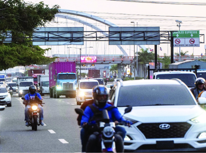 Industriales piden analizar el impacto para empresas que vehículos de carga circulen de noche