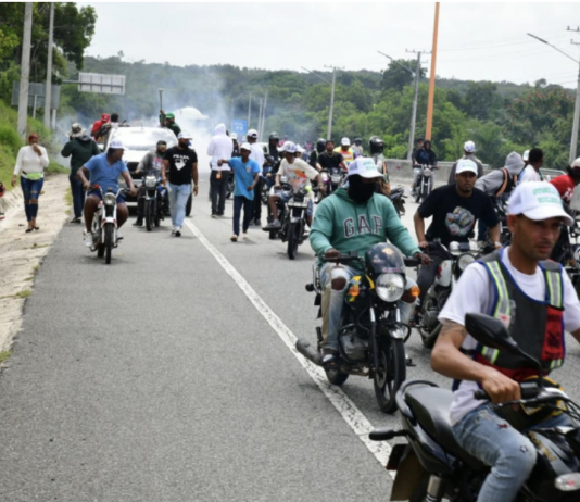 Policía dispersa con gases lacrimógenos marcha en apoyo a proyecto ambiental en Pedro Brand