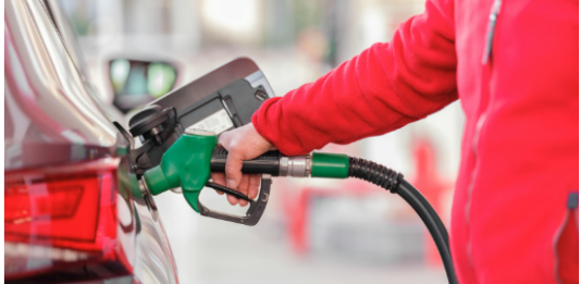 Impacto en el bolsillo: Consumidores pagarán RD$6,323 millones adicionales por congelación en precios de las gasolinas, según economista