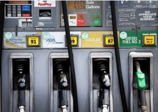 Gobierno prevé ajustar combustibles y mantener precios estables durante los próximos tres meses