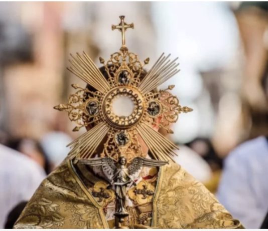 Hoy se celebra Corpus Christi: la festividad católica que conjuga tradición, color y fe popular