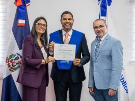 Wagner Cubilete recibe diploma del programa de actualización sobre el Sistema Penal