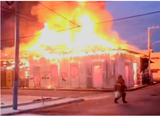 Siniestro en Imbert: Incendio devasta una manzana comercial completa cerca del mercado municipal en Puerto Plata