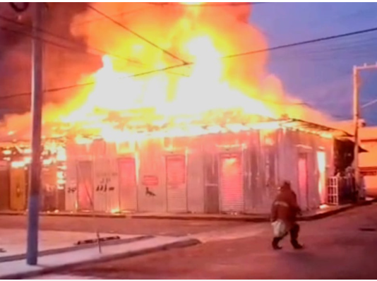 Siniestro en Imbert: Incendio devasta una manzana comercial completa cerca del mercado municipal en Puerto Plata