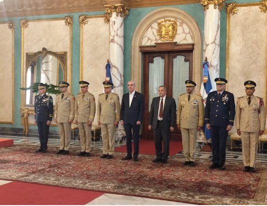 EL PRESIDENTE ABINADER JURAMENTA A LOS NUEVOS ALTOS MANDOS MILITARES Y POLICIALES EN EL PALACIO NACIONAL