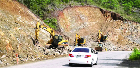 COMUNITARIOS DENUNCIAN DESALOJOS ARBITRARIOS Y DESTRUCCIÓN DE PROPIEDADES POR AMPLIACIÓN DE LA CARRETERA LA VEGA-JARABACOA